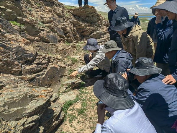 信康配资 秦始皇遣使昆仑采药获实物实证，青海玛多确认秦代刻石！