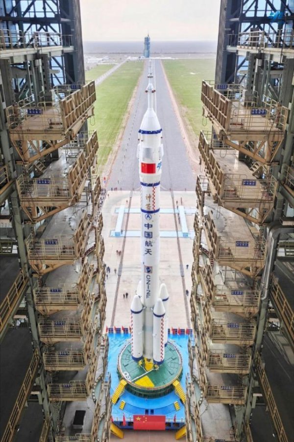 贵丰配资 神舟二十一号船箭组合体转运至发射区 计划近日择机实施发射